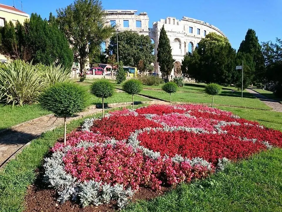 Apartmani Karoca Pula 0*,