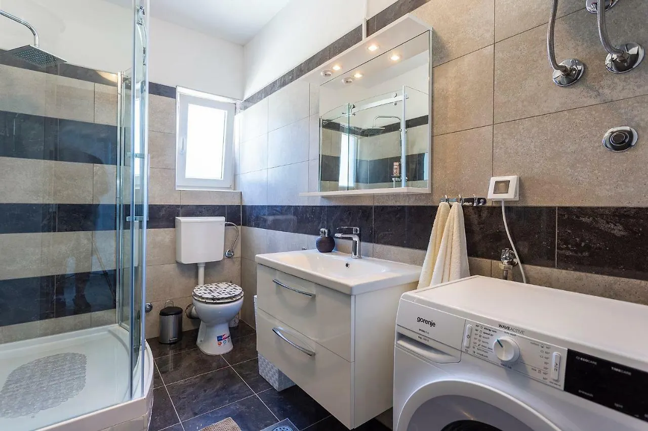 Apartmani Karoca Pula 0*,